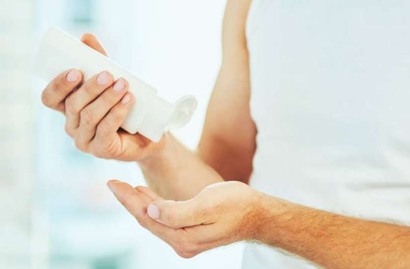 lotion.jpg When And How To Apply Moisturizer: त्वचा की कोमलता और नमी बरकरार रखने के लिए पुरुष इन तरीकों से करें मॉइश्चराइजर का उपयोग