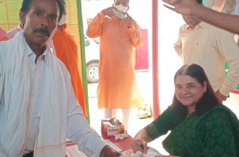 Maneka Gandhi बीच रास्ते में दुकनदार को देख मेनका गांधी को आया गुस्सा, वाहन से उतरकर किया यह कार्य