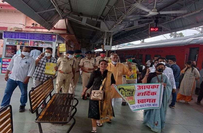 कोटा के रेलवे स्टेशन पर चलाया जागरूकता अभियान कोटा के रेलवे स्टेशन पर चलाया जागरूकता अभियान