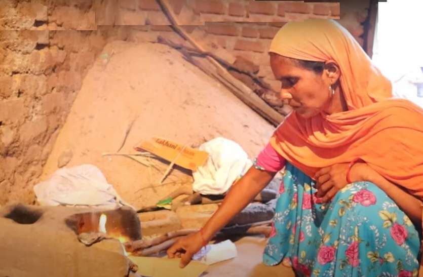 धूल फांक रहे गैस सिलेंडर, चुल्हे की ओर लौट रही जिंदगी धूल फांक रहे गैस सिलेंडर, चुल्हे की ओर लौट रही जिंदगी
