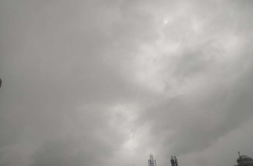 2201_1.jpg Up Weather News updates: एनसीआर और पश्चिमी यूपी में जोरदार बारिश, कई इलाकों की बिजली गुल, जलभराव से जनजीवन ठप