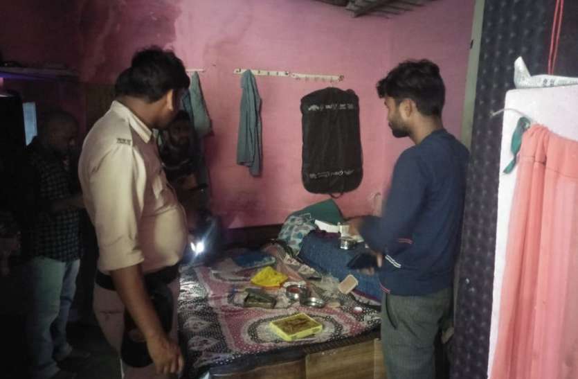 There was a dent all around in broad daylight, theft of lakhs in the deserted house दिनदहाड़े चोरों लगाई सेंध, सूने घर में लाखों की चोरी