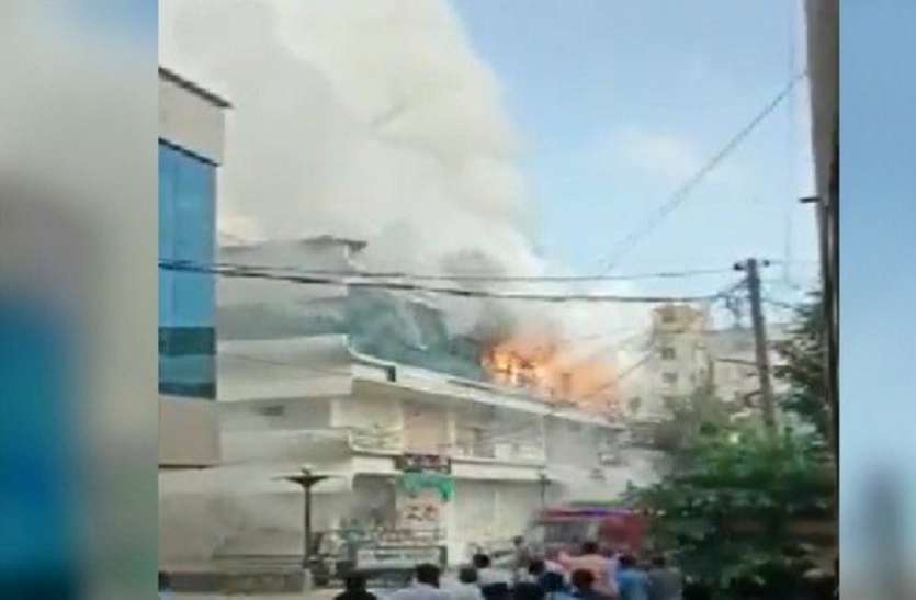 Gujarat Hindi News : पटाखे की दुकान में आगजनी मामला : तीन आरोपियों को मिली जमानत Gujarat Hindi News : पटाखे की दुकान में आगजनी मामला : तीन आरोपियों को मिली जमानत