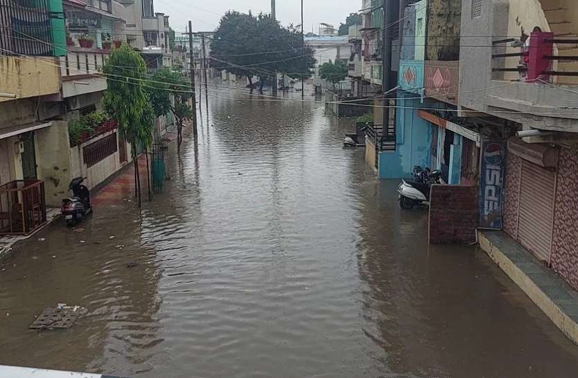 Gujarat Hindi News : कहीं रास्ते तरबतर तो कहीं घरों में घुसा पानी Gujarat Hindi News : कहीं रास्ते तरबतर तो कहीं घरों में घुसा पानी