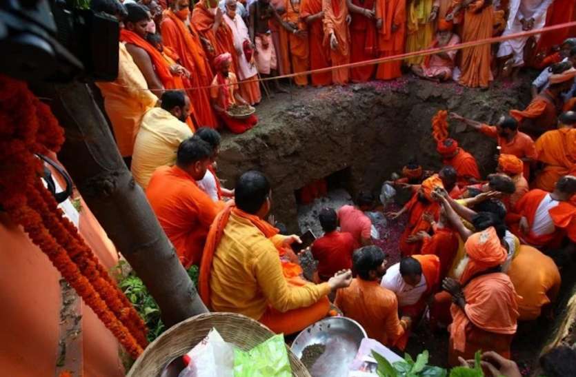 Mahant Narendra Giri's last wish was fulfilled, devotees thronged, land mausoleum given