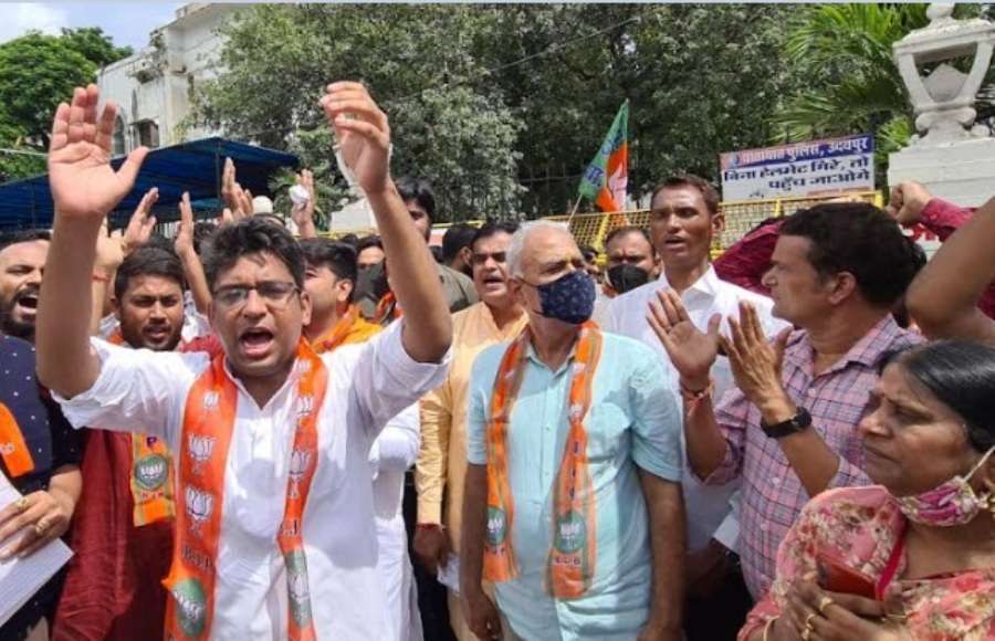 बाल विवाह कानून अधिनियम के खिलाफ भाजयुमो का उदयपुर में प्रदर्शन
