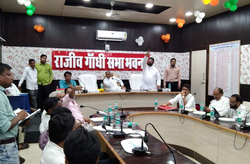 कहासुनी से माहौल गरमाया, पालिका में पुलिस पहुंची कहासुनी से माहौल गरमाया, पालिका में पुलिस पहुंची