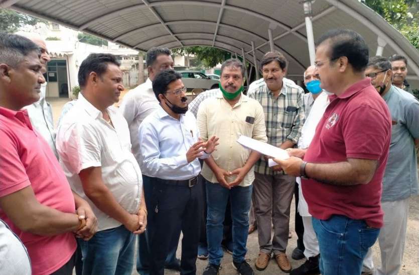 नियमों में शिथिलता की मांग, मंत्री को सौंपा ज्ञापन पीआरएन: हाईटेंशन लाइनों के पास रहने वाले लोगों की टेंशन नहीं हो रही कम, मंत्री से मिल बताई समस्या