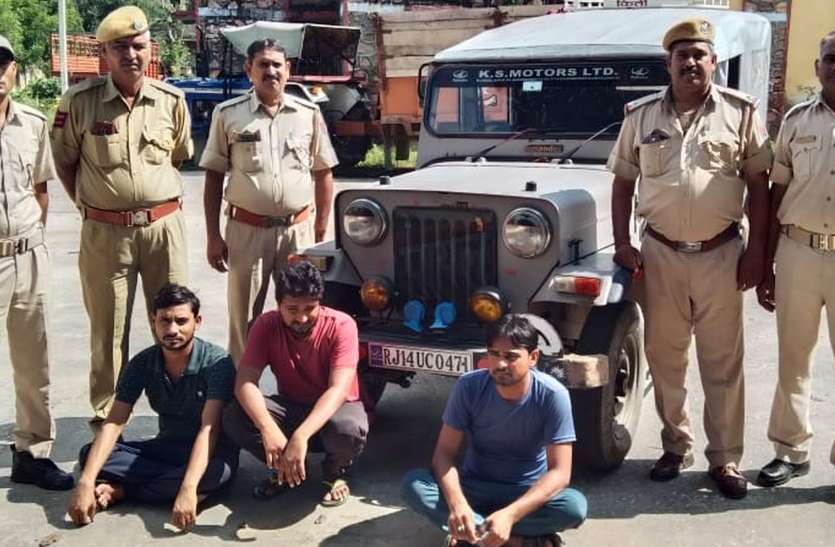 अवैध शराब के ठिकानों पर पुलिस का शिकंजा...तीन शराब तस्कर दबोचे, दो लाख रुपए की देशी-अंग्रेजी शराब जब्त अवैध शराब के ठिकानों पर पुलिस का शिकंजा...तीन शराब तस्कर दबोचे, दो लाख रुपए की देशी-अंग्रेजी शराब जब्त