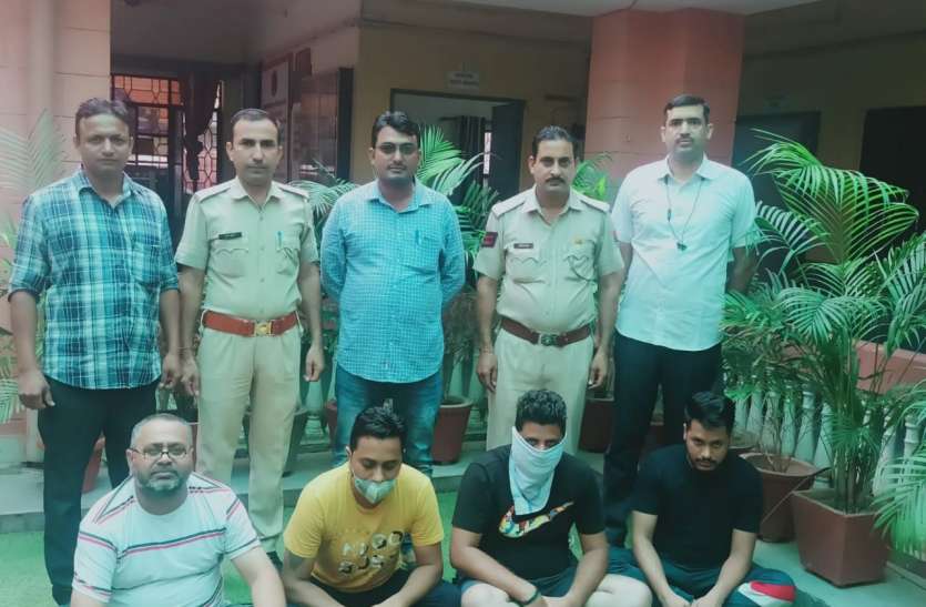 क्रिकेट मैच पर बुकी की खाईवाली करते हुए चार गिरफ्तार, करीब 31 लाख का हिसाब मिला क्रिकेट मैच पर बुकी की खाईवाली करते हुए चार गिरफ्तार, करीब 31 लाख का हिसाब मिला