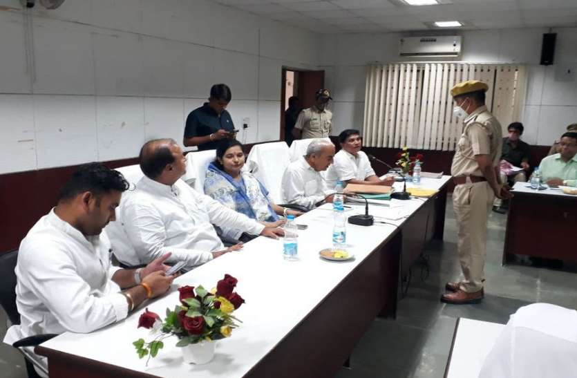 तीन माह बाद भी वन्यजीव शिकार की घटनाओं में कोताही बरतने पर अधिकारियों को नोटिस देने के निर्देश तीन माह बाद भी वन्यजीव शिकार की घटनाओं में कोताही बरतने पर अधिकारियों को नोटिस देने के निर्देश