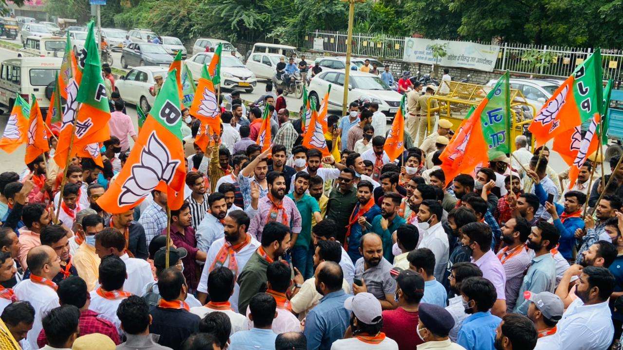 बाल विवाह कानून अधिनियम के खिलाफ भाजयुमो का उदयपुर में प्रदर्शन