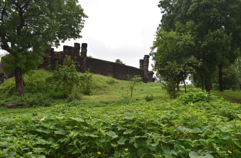 टीले में दबी रह गईं विजय मंदिर के मूल रूप में आने की उम्मीदें टीले में दबी रह गईं विजय मंदिर के मूल रूप में आने की उम्मीदें