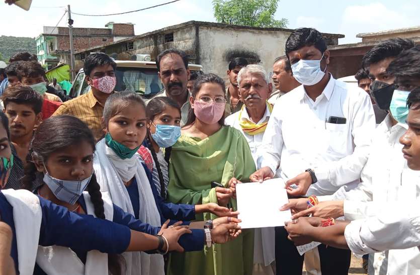 शराब ठेका हटाने एवं सडक़ निर्माण के लिए विद्यार्थियों ने किया प्रदर्शन शराब ठेका हटाने एवं सडक़ निर्माण के लिए विद्यार्थियों ने किया प्रदर्शन