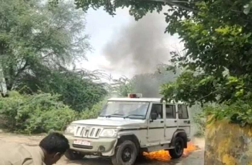 शराब माफिया ने आबकारी दल की गाड़ी फूंकी, भाग निकले कर्मचारी शराब माफिया ने आबकारी दल की गाड़ी फूंकी, भाग निकले कर्मचारी