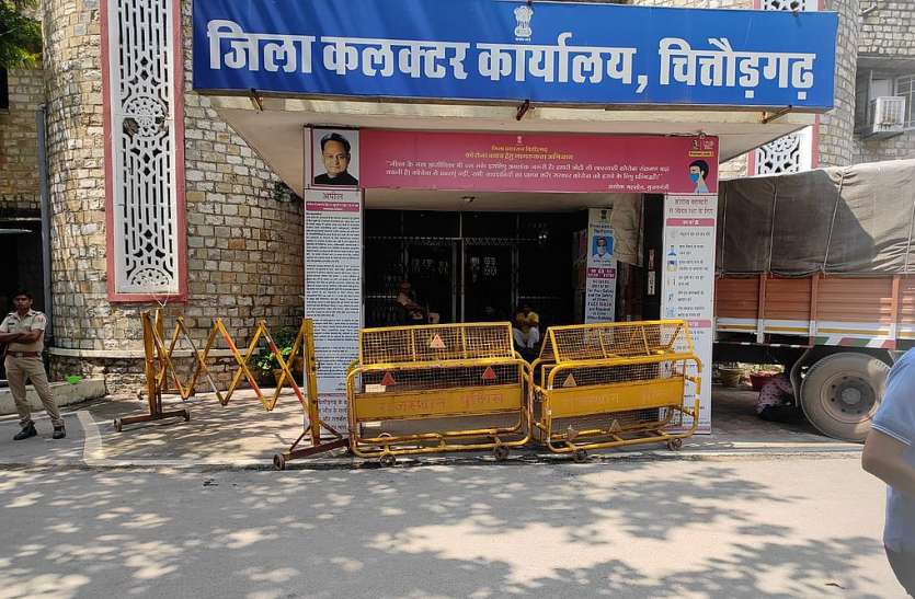 प्रश्न पत्र पहुंचे, कड़ी सुरक्षा के बीच स्टॉंग रुम में रखवाए प्रश्न पत्र पहुंचे, कड़ी सुरक्षा के बीच स्टॉंग रुम में रखवाए