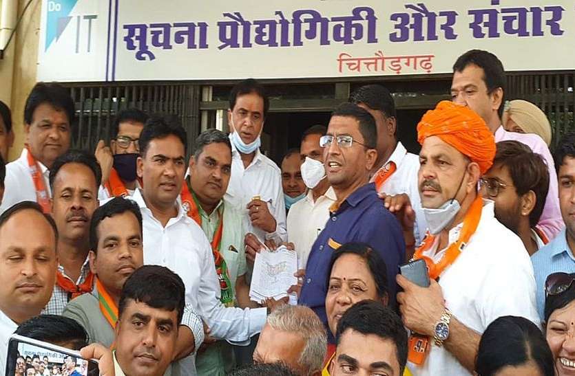 आपराधिक घटनाओं के विरोध में उतरी भाजपा, सौंपा ज्ञापन आपराधिक घटनाओं के विरोध में उतरी भाजपा, सौंपा ज्ञापन