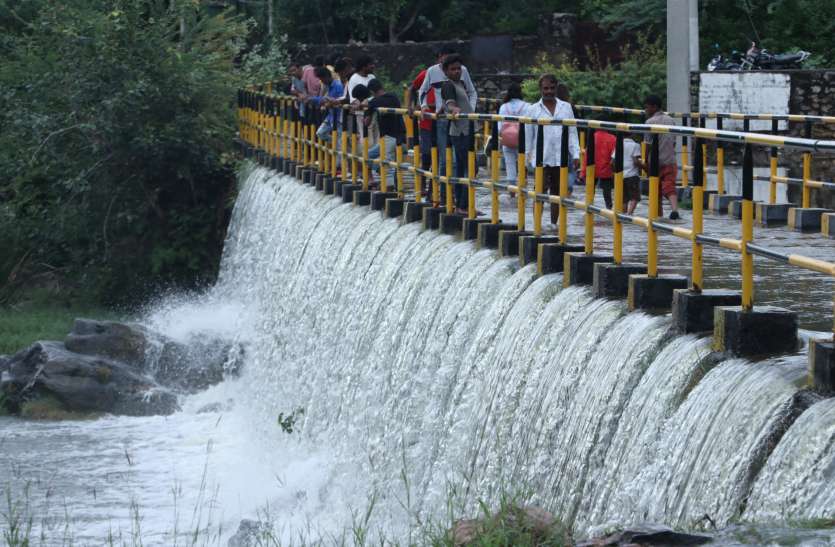 मदार-ईसवाल में मूसलाधार, बेदला पुलिया पर बहा पानी मदार-ईसवाल में मूसलाधार, बेदला पुलिया पर बहा पानी