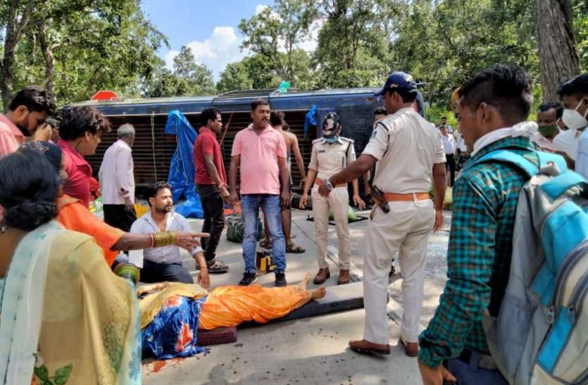 Bus full of pilgrims overturns, more than 28 passengers injured, woman तीर्थयात्रियों से भरी बस पलटी, 28 से अधिक यात्री घायल, महिला की कटी हाथ
