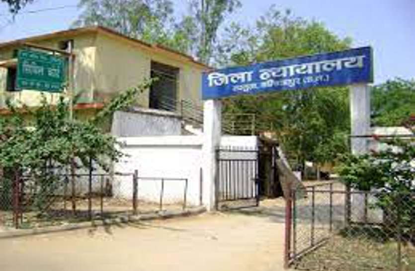 Fraud accused escaped from court जज ने नहीं दी जमानत तो कोर्ट से भाग निकला आरोपी, मुंह ताकते रह गए पुलिसकर्मी