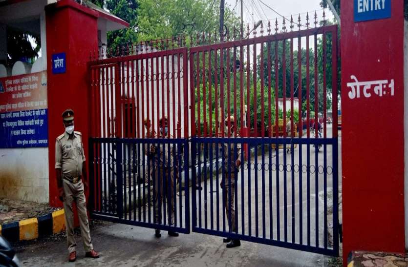 Mahant Narendra Giri Death Case CBI team reached in prayagraj Mahant Narendra Giri Death Case: महंत की मौत का सच जानने प्रयागराज पहुंची सीबीआई, जल्द ही कई संदिग्धों से पूछताछ करेगी टीम