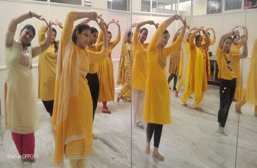 गरबा के सुर सजने लगे, खनकने लगे डांडिया गरबा के सुर सजने लगे, खनकने लगे डांडिया