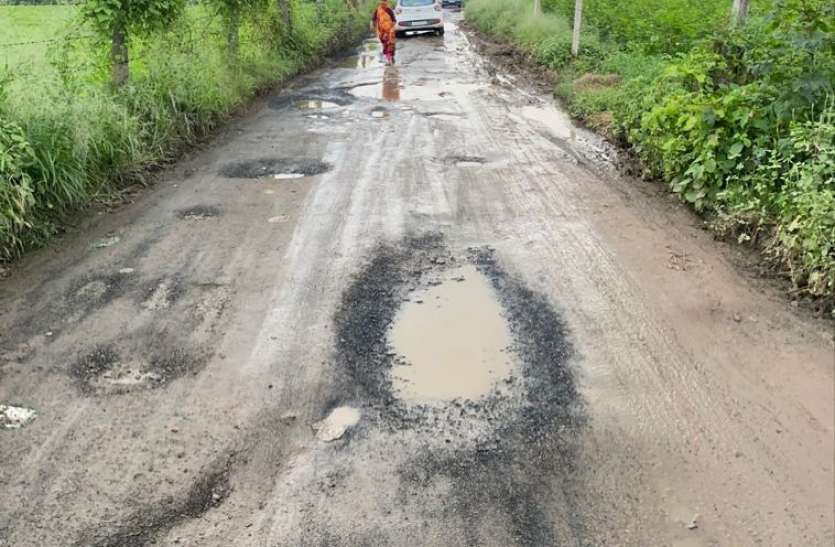 Gujarat: सडक़ों पर गड्ढों की मरम्मत के लिए मंत्री ने जारी किया नंबर, लोगों से खस्ताहाल सडक़ों के फोटो भेजने की अपील Gujarat: सडक़ों पर गड्ढों की मरम्मत के लिए मंत्री ने जारी किया नंबर, लोगों से खस्ताहाल सडक़ों के फोटो भेजने की अपील