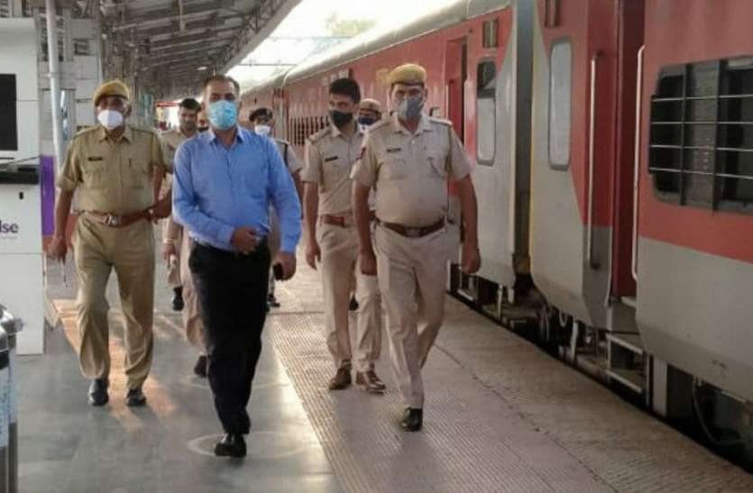 रीट परीक्षा को लेकर चप्पे-चप्पे पर तैनात होगी पुलिस, शहर में ड्रोन की जाएगी निगरानी रीट परीक्षा को लेकर चप्पे-चप्पे पर तैनात होगी पुलिस, शहर में ड्रोन की जाएगी निगरानी