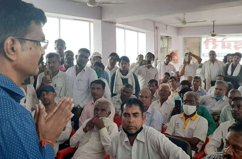 तीन जिलों के अभिकर्ताओं के साथ सैंकडों निवेशकों ने घेरा सहारा इंडिया का कार्यालय तीन जिलों के अभिकर्ताओं के साथ सैंकडों निवेशकों ने घेरा सहारा इंडिया का कार्यालय