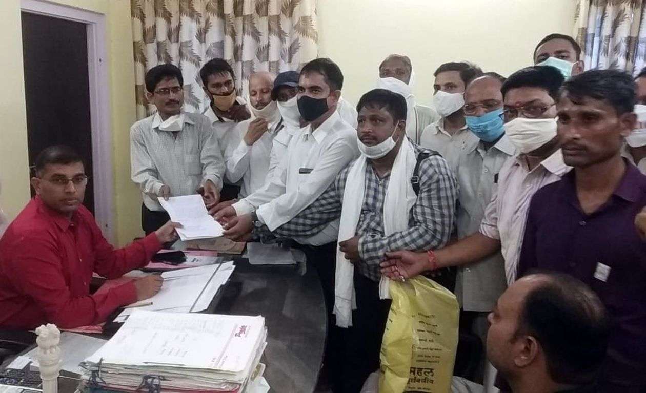 तीन जिलों के अभिकर्ताओं के साथ सैंकडों निवेशकों ने घेरा सहारा इंडिया का कार्यालय