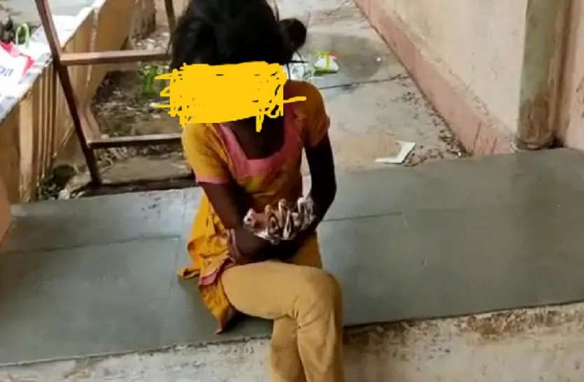 Gujarat: खौलते तेल में जबरन डाला किशोरी का हाथ, आरोपी महिला गिरफ्तार Gujarat: खौलते तेल में जबरन डाला किशोरी का हाथ, आरोपी महिला गिरफ्तार
