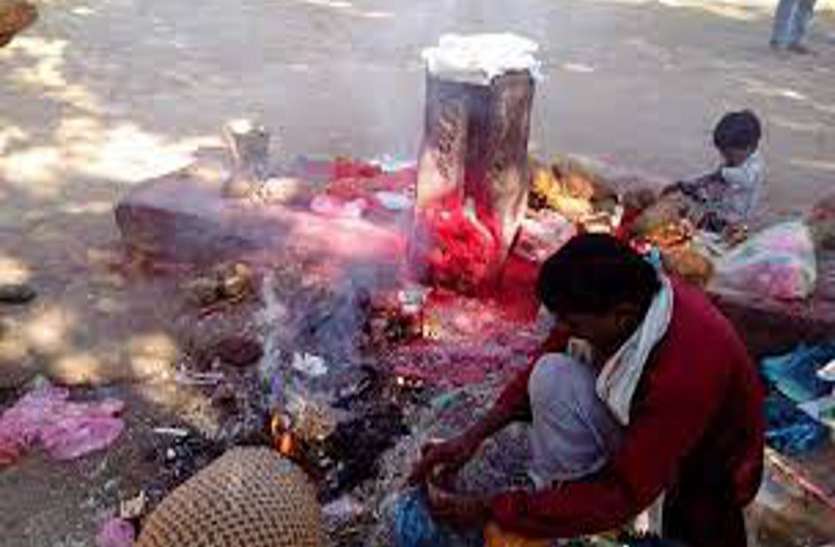 Giant worshiped in Khopa dham छत्तीसगढ़ में एक जगह ऐसा भी जहां दानव की होती है पूजा, घर नहीं ले जा सकते यहां चढ़ाया प्रसाद