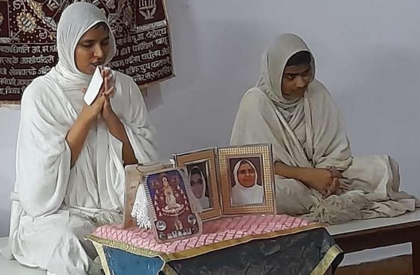 जैन शास्त्रों में प्रभु दर्शन व पूजा का विशेष महत्व -साध्वी तत्वत्रयाश्री जैन शास्त्रों में प्रभु दर्शन व पूजा का विशेष महत्व -साध्वी तत्वत्रयाश्री