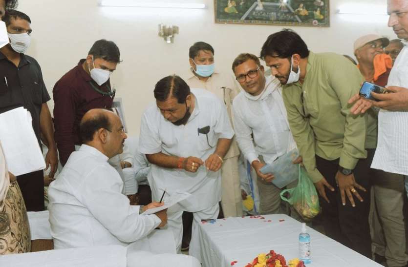 picture_1.jpg लोकसभा अध्यक्ष ने अपनों का दर्द बांटा, चार घंटे तक सुनी समस्याएं