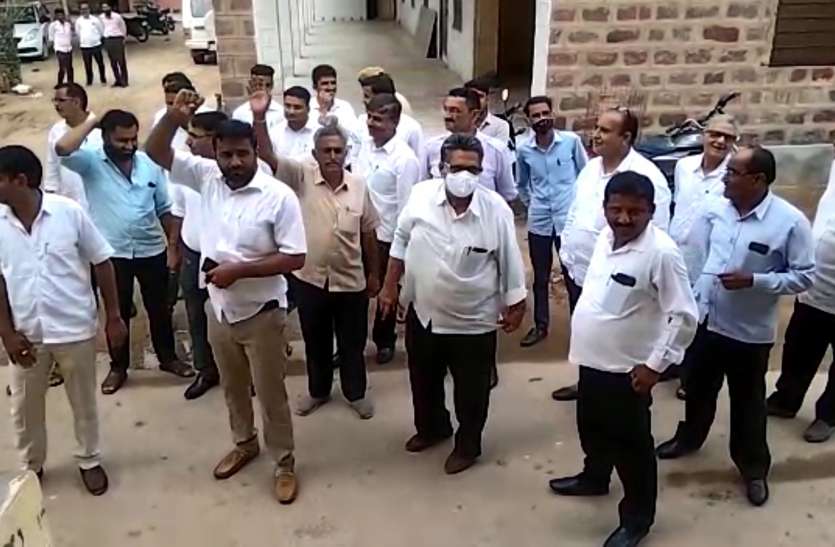 अधिवक्ताओं ने किया एक वकील का विरोध अधिवक्ताओं ने किया एक वकील का विरोध