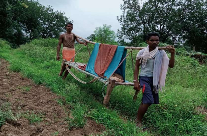 Pregnant एंबुलेंस के लिए सड़क नहीं थी तो खाट पर लाई जा रही थी गर्भवती, रास्ते में ही बच्चे का हुआ जन्म तो...