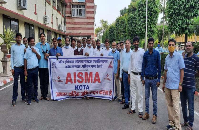 stetiom_master.jpg लगातार रात की ड्यूटी करने से परेशान हैं स्टेशन मास्टर