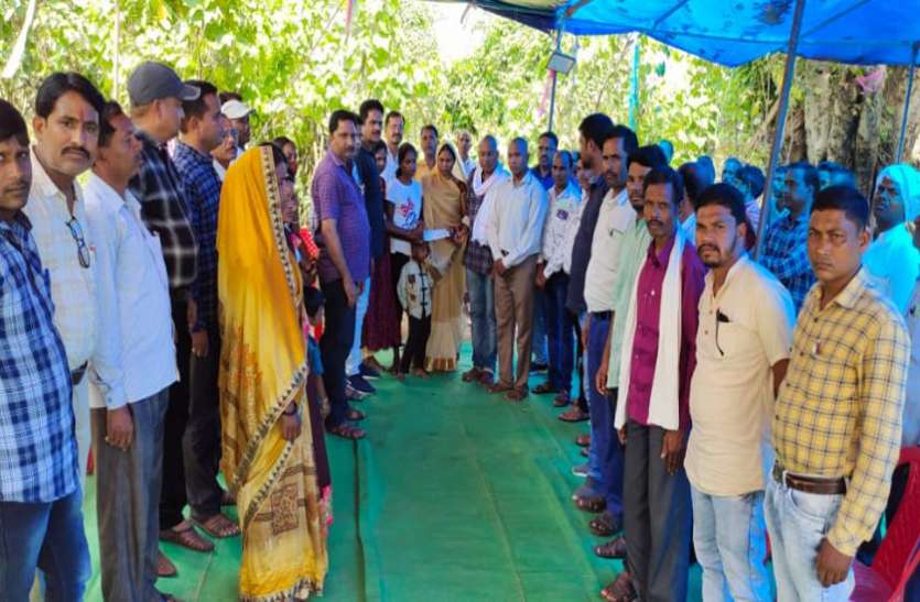 Chhattisgarh Teachers शिक्षकों के इस काम की हो रही सराहना, शिक्षक की 13वीं पर पत्नी को दिए 1 लाख रुपए