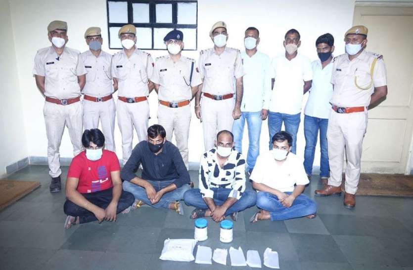 दौसा में रीट नकल गिरोह का भंडाफोड़, 5.60 लाख रुपए के साथ चार आरोपी दबोचे, करोड़ों का हिसाब मिला दौसा में रीट नकल गिरोह का भंडाफोड़, 5.60 लाख रुपए के साथ चार आरोपी दबोचे, करोड़ों का हिसाब मिला