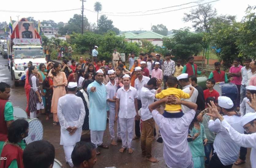Lord Shri Adinath's procession taken out from Sarvodaya Teerth Jain Te भगवान श्री आदिनाथ का सर्वोदय तीर्थ जैन मंदिर से निकाली गई शोभायात्रा