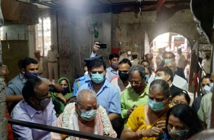 राज्यपाल ने किए मेहंदीपुर बालाजी के दर्शन, प्रदेश में सुख-शांति व कोरोना से मुक्ति की कामना राज्यपाल ने किए मेहंदीपुर बालाजी के दर्शन, प्रदेश में सुख-शांति व कोरोना से मुक्ति की कामना