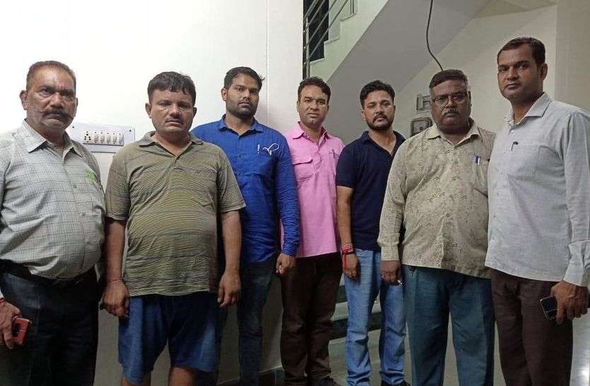 सांगोद थानाधिकारी 8 हजार रुपए रिश्वत लेते रंगे हाथों गिरफ्तार सांगोद थानाधिकारी 8 हजार रुपए रिश्वत लेते रंगे हाथों गिरफ्तार