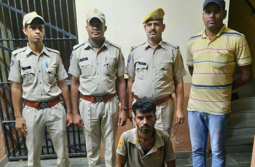 मंदिर से दिनदहाड़े दान पात्र से रुपए चोरी का आरोपी गिरफ्तार मंदिर से दिनदहाड़े दान पात्र से रुपए चोरी का आरोपी गिरफ्तार