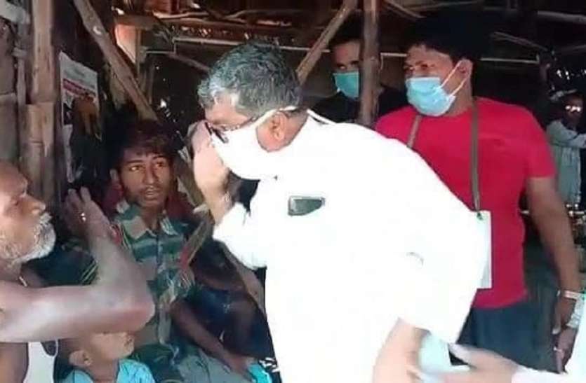 गुस्से में विधायक ने बुजुर्ग पर हाथ उठाया गुस्से में विधायक ने बुजुर्ग पर हाथ उठाया