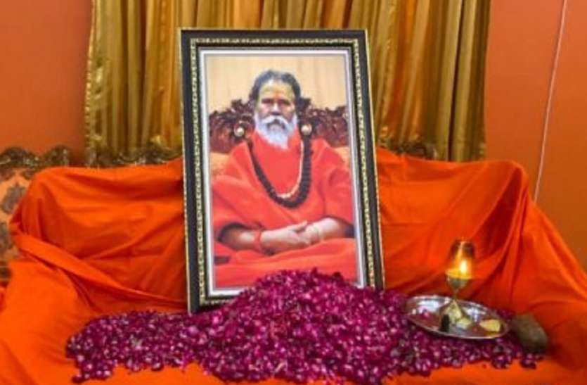 आखिरी दिन महंत नरेंद्र गिरि को आए थे 35 कॉल, इन दो कॉल पर पुलिस चौंकी आखिरी दिन महंत नरेंद्र गिरि को आए थे 35 कॉल, इन दो कॉल पर पुलिस चौंक गई