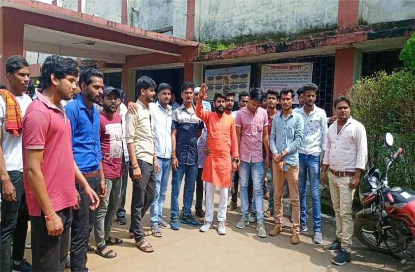 The people of the city were troubled by the meat shops, not the illegal shops but the administration's screws मांस दुकानों से परेशान हुए शहर के लोग, अवैध दुकानों पर नहीं प्रशासन का शिकंजा