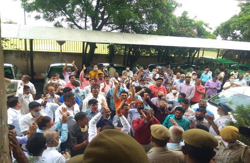 State employees protest over pay discrepancy State Employees: वेतन विसंगति पर राज्य के कर्मचारियों का विरोध प्रदर्शन