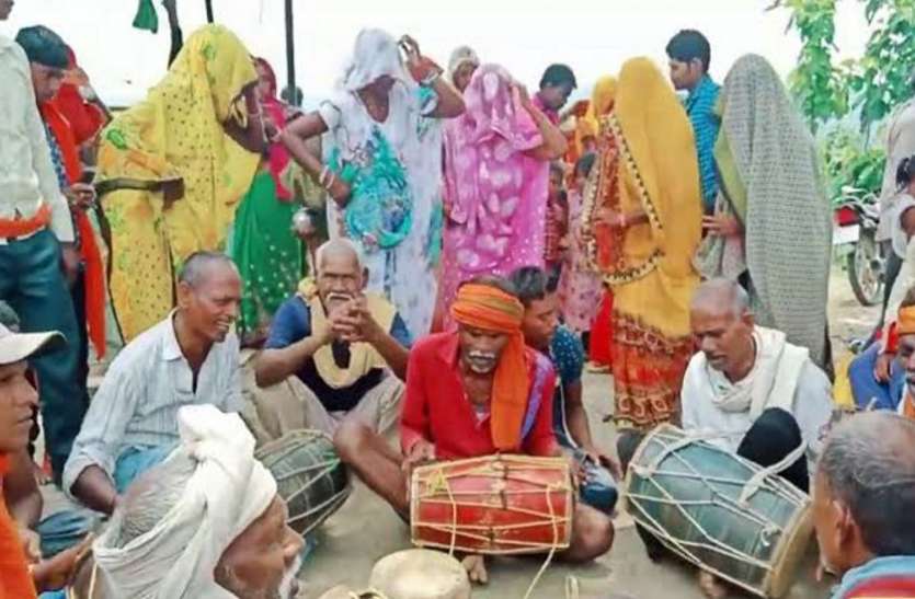Tribal society special news इस समाज की विशिष्ट पहचान है सिडोली प्रथा, मृतक का शव दफन कर करते हैं ये काम