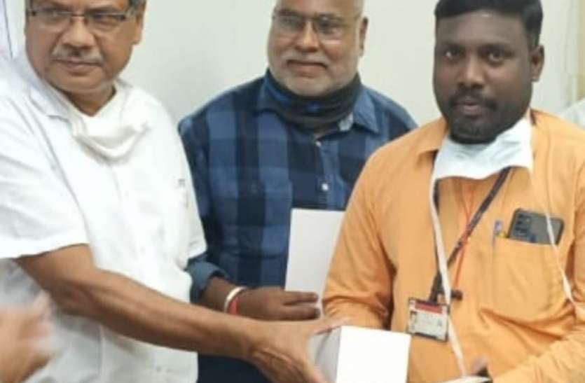 बीएसपी के सीजीएम ने आपदाकाल सेवा सम्मान से वासुदेवन को किया सम्मानित बीएसपी के सीजीएम ने आपदाकाल सेवा सम्मान से वासुदेवन को किया सम्मानित