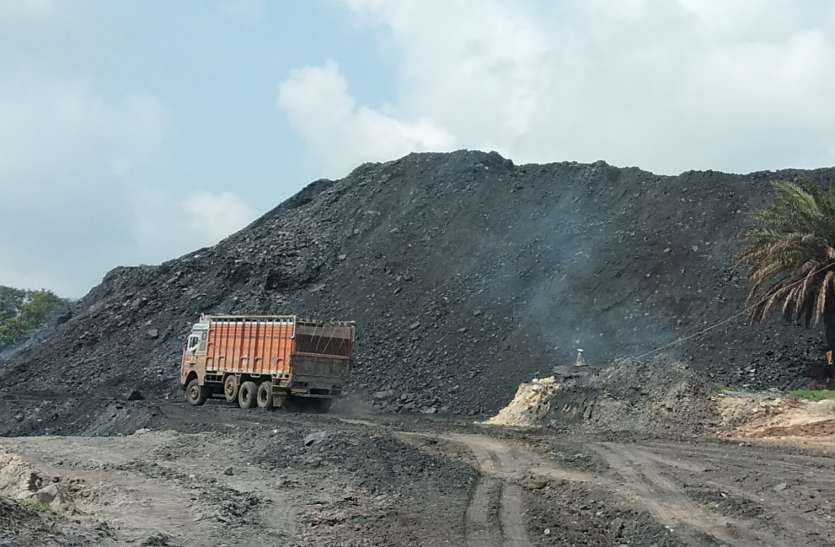 Fire in coal stock कोल स्टॉक में लगी आग पर पाया काबू